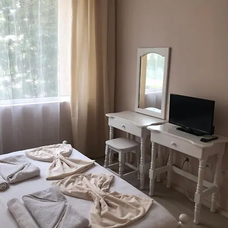 Guest Luxor Къща за гости Приморско