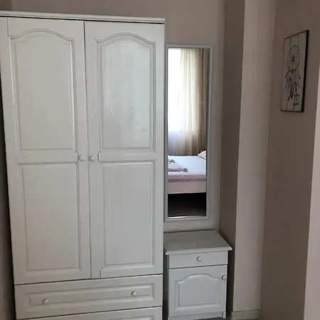 Guest Luxor Къща за гости Приморско