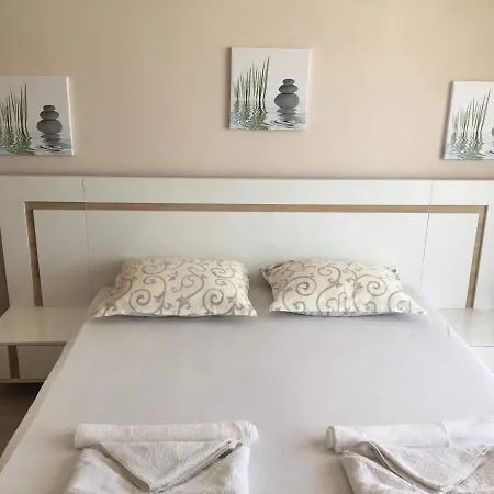 Guest Luxor Къща за гости 2*